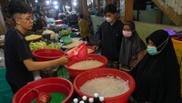 Sejumlah pedagang mengaku buah kolang kaling yang biasa digunakan untuk menu berbuka puasa tersebut mengalami kenaikan penjualan sekitar 60 persen dibanding hari biasa dari 50 kg per hari menjadi 80 kg per hari. ANTARA FOTO/Andreas Fitri Atmoko