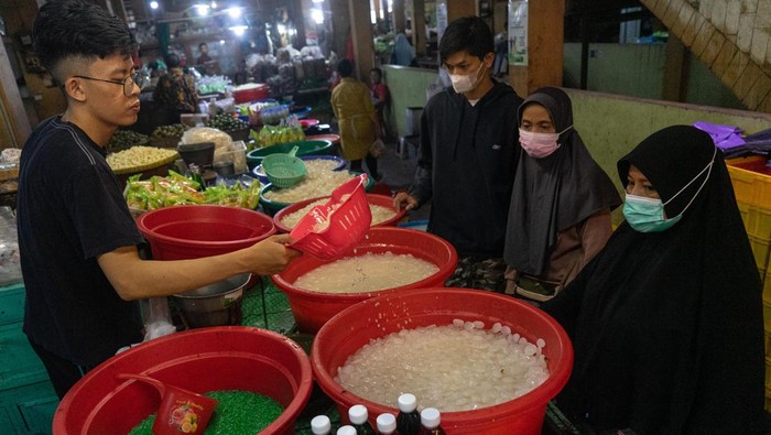 Pedagang Kolang-kaling Panen Cuan saat Ramadan Sejumlah pedagang mengaku buah kolang kaling yang biasa digunakan untuk menu berbuka puasa tersebut mengalami kenaikan penjualan.