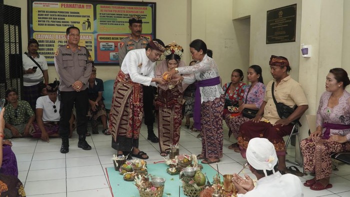Pelaku tindak pidana narkoba I Kadek Pradana Putra menikahi kekasihnya yang tengah hamil lima bulan di sel tahanan Polresta Denpasar, Jumat (24/3/2023). (Dok. Polresta Denpasar)