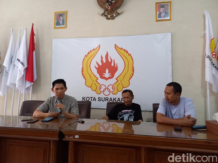 Pelatih senior taekwondo Solo Raya, Tanu Kismanto (kiri), saat konferensi pers di Kantor KONI Solo, Jumat (24/3/2023).