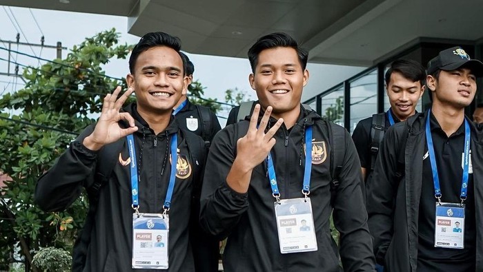 Pemain muda PSIS Semarang, Ridho Syuhada (kiri) dan Kartika Vedhayanto (kanan tengah) masuk dalam skuad PSIS melawan Barito Putera.