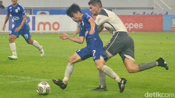 Pemain PSIS Semarang Taisei Marukawa (biru) saat melawan Persib Bandung di Stadion Jatidiri, Semarang, di ajang Liga 1 2022/2023. Foto diunggah Jumat (24/3/2023).
