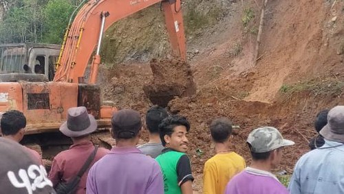 Pembersihan material longsor di Desa Colol, Kecamatan Lamba Leda Timur, Kabupaten Manggarai Timur, Nusa Tenggara Timur.