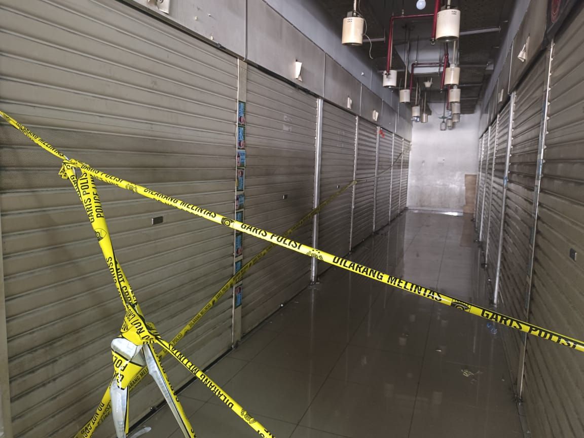 Penampakan 19 kios baju bekas di Pasar Senen digrebek Kepolisian. (CNBC Indonesia/Martyasari)