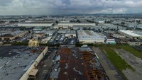 Pemandangan udara memperlihatkan atap bangunan industri yang rusak di Montebell, Los Angeles, California, Kams (23/3/2023).