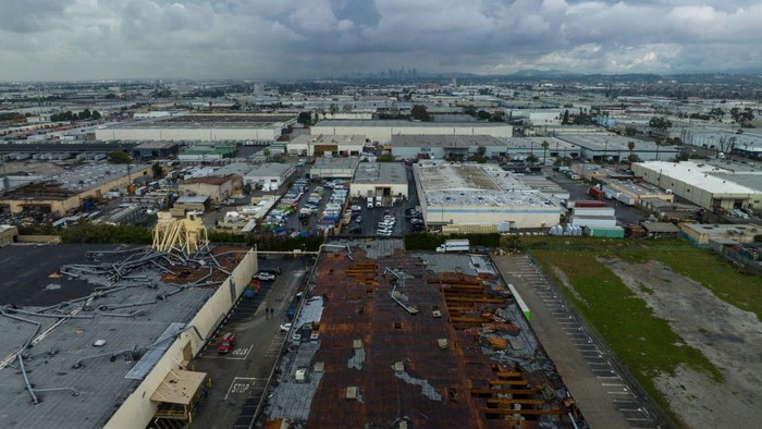 Cuaca Ekstrem terjadi di Los Angeles, California. Akibatnya atap bangunan yang ada di wilayah tersebut rusak dihantam tornado.