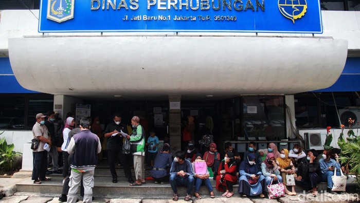 Dishub DKI Jakarta menggelar program mudik lebaran gratis 2023. Hari ini, warga yang telah mendaftar mendatangi Dishub DKI Jakarta untuk memverifikasi pendaftaran.