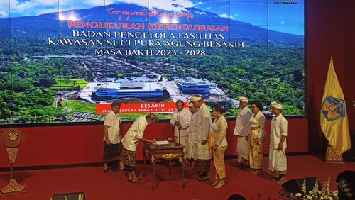 Gubernur Bali I Wayan Koster saat mengukuhkan enam orang pengurus Badan Pengelola Fasilitas Kawasan Suci Pura Agung Besakih Jumat (24/3/2023).