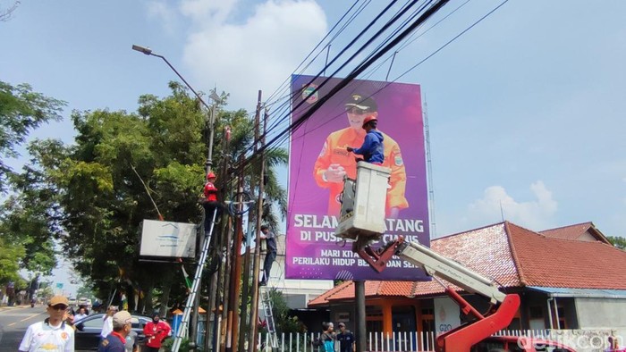 Perusahaan telekomunikasi melakukan perapihan dan penertiban kabel internet yang semrawut di perkotaan Ciamis.