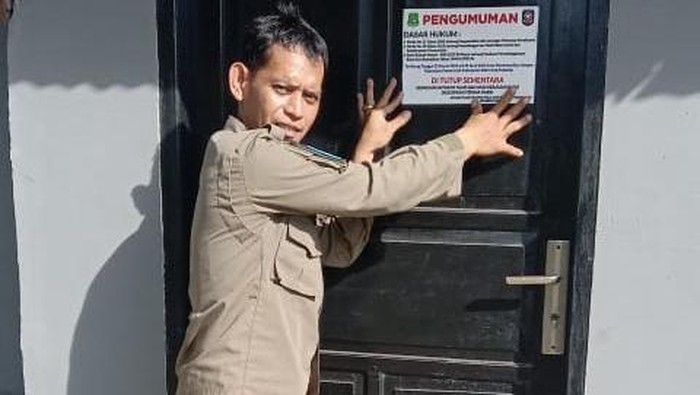 Petugas Satpol PP Sidrap memasang pengumuman penutupan THM selama Ramadan.