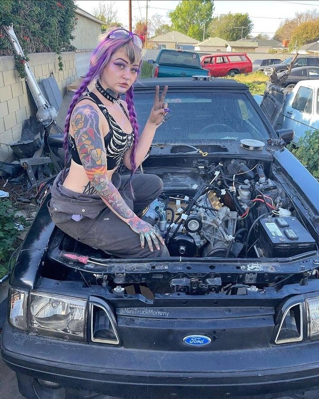 Di TikTok, Peyton Cicconi jadi viral karena pekerjaannya yang tidak biasa bagi perempuan sekaligus penampilannya. Meski harus banyak menggunakan tangannya saat memperbaiki mobil, ia tetap mengaplikasikan kuku panjang. Gayanya pun semakin glamour dengan full makeup.Foto: Instagram