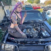 Di TikTok, Peyton Cicconi jadi viral karena pekerjaannya yang tidak biasa bagi perempuan sekaligus penampilannya. Meski harus banyak menggunakan tangannya saat memperbaiki mobil, ia tetap mengaplikasikan kuku panjang. Gayanya pun semakin glamour dengan full makeup.Foto: Instagram