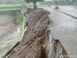 Hujan Lebat 3 Jam Guyur Bondowoso, Plengsengan Pujasera Ki Ronggo Ambrol