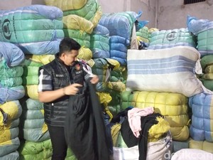 Polda Jambi Gerebek Gudang Penyimpanan 134 Bal Pakaian Bekas Impor