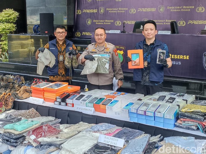 Polda Metro menggerebek gudang pakaian bekas asal China hingga Korea di Kemayoran, Jakarta Pusat