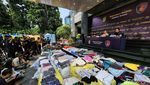 Penampakan 535 Bal Baju Impor Bekas yang Diamankan Polda Metro