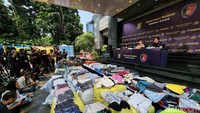 Dirkrimsus Polda Metro Jaya Kombes Auliansyah Lubis mengatakan, kasus tersebut bermula dari penangkapan salah satu pemasok bernama OW (24) di sebuah gudang baju bekas di wilayah Lapangan Pors, Kemayoran, Jakarta Pusat.