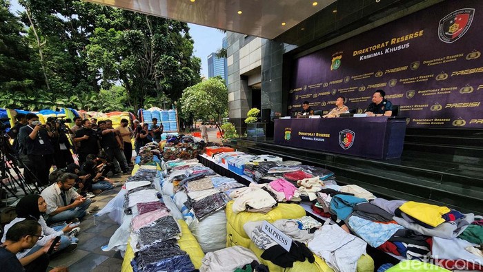 (Kiri-kanan) Direktur Reserse Kriminal Khusus Polda Metro Jaya, Kombes Auliansyah Lubis, Kabid Humas Polda Metro Jaya Kombes Trunoyudo Wisnu dan Kasubdit Indag Direskrimsus Polda Metro Jaya AKBP Victor Inkiriwang memberikan keterangan pers di Polda Metro Jaya, Jumat (24/3/2023). Ketiganya memberikan keterangan pers terkait kasus penyelundupan barang baju bekas dan elektronik.
