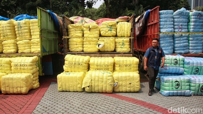 (Kiri-kanan) Direktur Reserse Kriminal Khusus Polda Metro Jaya, Kombes Auliansyah Lubis, Kabid Humas Polda Metro Jaya Kombes Trunoyudo Wisnu dan Kasubdit Indag Direskrimsus Polda Metro Jaya AKBP Victor Inkiriwang memberikan keterangan pers di Polda Metro Jaya, Jumat (24/3/2023). Ketiganya memberikan keterangan pers terkait kasus penyelundupan barang baju bekas dan elektronik.