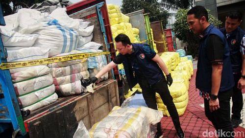 (Kiri-kanan) Direktur Reserse Kriminal Khusus Polda Metro Jaya, Kombes Auliansyah Lubis, Kabid Humas Polda Metro Jaya Kombes Trunoyudo Wisnu dan Kasubdit Indag Direskrimsus Polda Metro Jaya AKBP Victor Inkiriwang memberikan keterangan pers di Polda Metro Jaya, Jumat (24/3/2023). Ketiganya memberikan keterangan pers terkait kasus penyelundupan barang baju bekas dan elektronik.