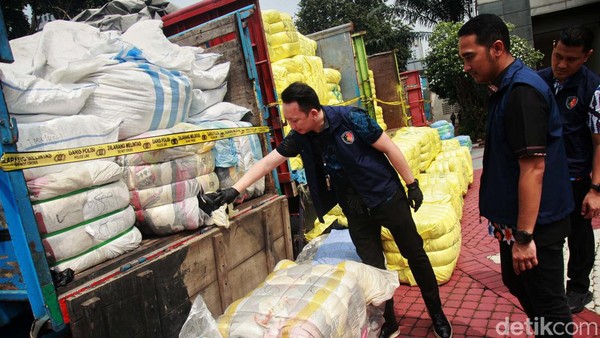 Penampakan 535 Bal Baju Impor Bekas yang Diamankan Polda Metro