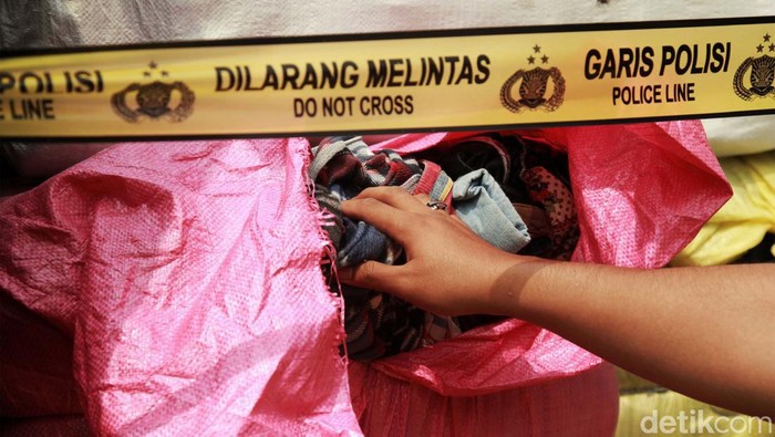 (Kiri-kanan) Direktur Reserse Kriminal Khusus Polda Metro Jaya, Kombes Auliansyah Lubis, Kabid Humas Polda Metro Jaya Kombes Trunoyudo Wisnu dan Kasubdit Indag Direskrimsus Polda Metro Jaya AKBP Victor Inkiriwang memberikan keterangan pers di Polda Metro Jaya, Jumat (24/3/2023). Ketiganya memberikan keterangan pers terkait kasus penyelundupan barang baju bekas dan elektronik.