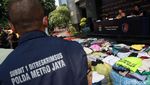 Penampakan 535 Bal Baju Impor Bekas yang Diamankan Polda Metro