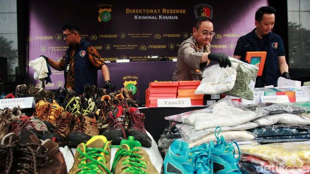 (Kiri-kanan) Direktur Reserse Kriminal Khusus Polda Metro Jaya, Kombes Auliansyah Lubis, Kabid Humas Polda Metro Jaya Kombes Trunoyudo Wisnu dan Kasubdit Indag Direskrimsus Polda Metro Jaya AKBP Victor Inkiriwang memberikan keterangan pers di Polda Metro Jaya, Jumat (24/3/2023). Ketiganya memberikan keterangan pers terkait kasus penyelundupan barang baju bekas dan elektronik.