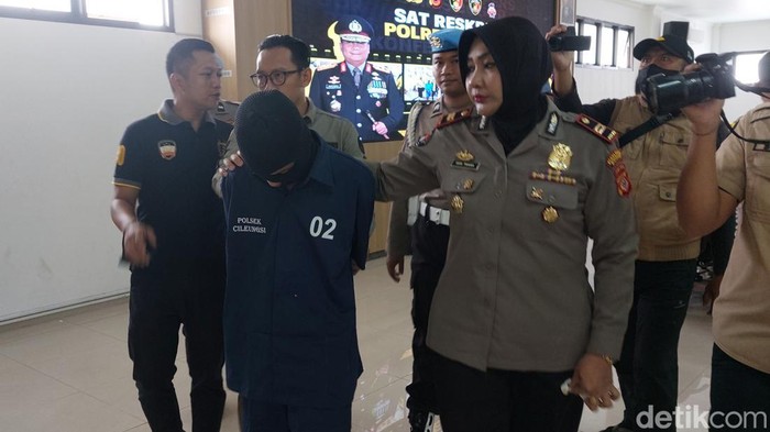 Polisi memamerkan pembunuh wanita yang tewas simbah darah di Bogor.