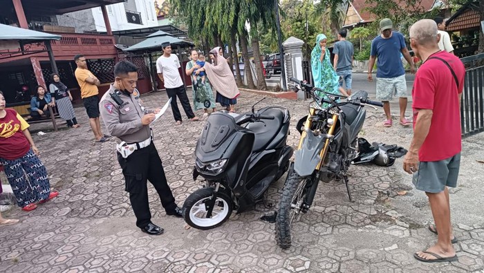 Polisi saat turun melakukan pemeriksaan di TKP kecelakaan di Wajo, Sulsel.