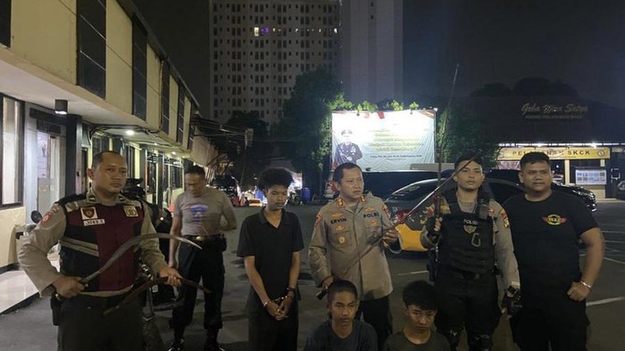 Polres Metro Depok menangkap remaja pengoleksi sajam untuk diperjualbelikan (dok. Istimewa)