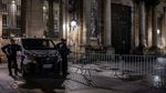 Potret Gerbang Balai Kota Bordeaux Prancis Dibakar Massa