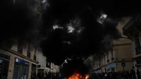 Sebelumnya massa terus berdemo di sejumlah kota di Prancis menolak reformasi pensiun oleh Presiden Prancis.
