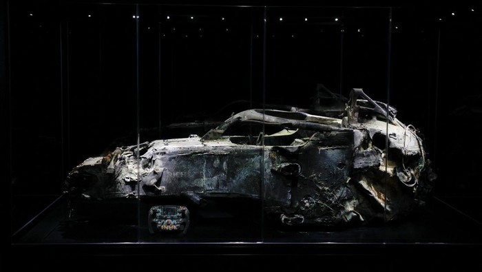 Potret Horor Bangkai Mobil F1 Grosjean Usai Kecelakaan di Bahrain 2020 Silam The burned-out wreckage of Romain Grosjean's car from the 2020 fireball crash in Bahrain is seen on display for the first time as part of a Formula One exhibition in Madrid, Spain, March 23, 2023. REUTERS/Juan Medina
