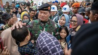 Panglima TNI Laksamana TNI Yudo Margono (tengah) berbincang dengan keluarga prajurit usai upacara pemberangkatan satgas Pamtas RI-Papua Nugini ke wilayah Provinsi Papua dan Papua Barat di Pelabuhan Boom Baru Palembang, Sumatera Selatan.