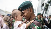 Prajurit Raider memeluk anaknya usai mengikuti upacara pemberangkatan satgas Pamtas RI-Papua Nugini ke wilayah Provinsi Papua dan Papua Barat. Sebanyak 450 prajurit Raider Yonif 200/Bhakti Negara Kodam II/Sriwijaya dan 400 prajurit Yonif 133/Yudha Sakti Kodam I/Bukit Barisan diberangkatkan menuju Provinsi Papua dan Papua Barat dengan menggunakan KRI Banda Aceh-593 untuk menjalankan tugas menjaga keamanan bersama dengan satuan-satuan lainnya selama 12 bulan.