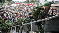 Prajurit Raider menaiki anak tangga KRI-Banda Aceh-593 usai mengikuti upacara pemberangkatan satgas Pamtas RI-Papua Nugini ke wilayah Provinsi Papua dan Papua Barat di Pelabuhan Boom Baru Palembang, Sumatera Selatan, Jumat (24/03/2023).