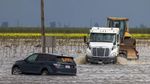 Potret Mobil Jadi Korban Banjir-Badai Topan di California