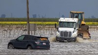Banjir ini disebabkan meluapnya Sungai Tule akibat hujan deras berhari-hari. Wilayah ini merupakan situs danau Tulare, danau air tawar terbesar di Amerika Serikat bagian barat. Getty Images/David McNew