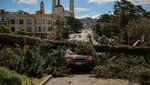 Potret Mobil Jadi Korban Banjir-Badai Topan di California