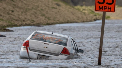 Potret Mobil Jadi Korban Banjir-Badai Topan di California