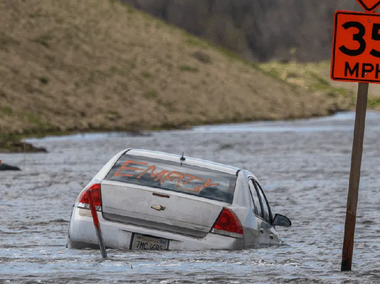 Potret Mobil Jadi Korban Banjir-Badai Topan di California
