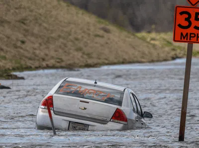 Potret Mobil Jadi Korban Banjir-Badai Topan di California