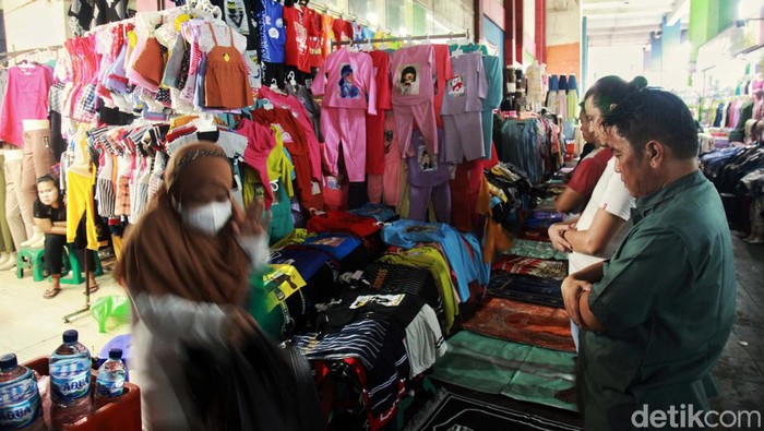 Umat Islam melaksanakan salat Jumat pertama di bulan Ramadhan 1441 H di Pasar Tanah Abang, Jakarta, Jumat (24/3/2023). Terbatasnya ruang di Masjid Nurul Muhajirin yang berada di lokasi pasar membuat penyelenggaraan salat Jumat berlangsung hingga ke lorong, kios dan lapak pedagang.