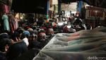 Tengok Lagi Potret Salat Jumat Pertama di Pasar Tanah Abang