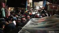 Jemaah tetap khusyuk meski beribadah di lorong Pasar Tanah Abang.