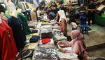 Tengok Lagi Potret Salat Jumat Pertama di Pasar Tanah Abang
