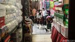 Tengok Lagi Potret Salat Jumat Pertama di Pasar Tanah Abang