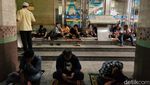 Tengok Lagi Potret Salat Jumat Pertama di Pasar Tanah Abang