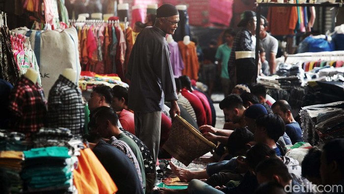 Umat Islam melaksanakan salat Jumat pertama di bulan Ramadhan 1441 H di Pasar Tanah Abang, Jakarta, Jumat (24/3/2023). Terbatasnya ruang di Masjid Nurul Muhajirin yang berada di lokasi pasar membuat penyelenggaraan salat Jumat berlangsung hingga ke lorong, kios dan lapak pedagang.